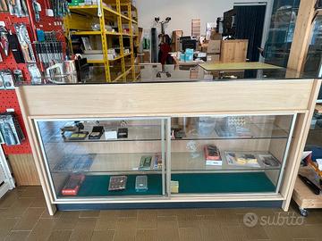 Scaffalature e vetrine per negozio