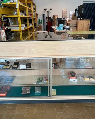 Scaffalature e vetrine per negozio