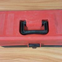 Cassetta con attrezzi da pesca 