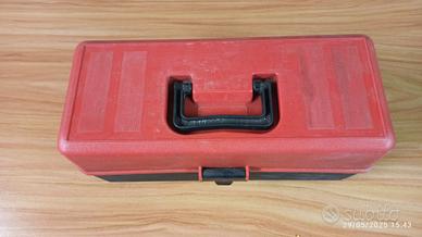 Cassetta con attrezzi da pesca 