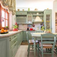 Cucina legno con elettrodomestici