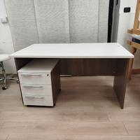 scrivania completa di cassettiera e sedute