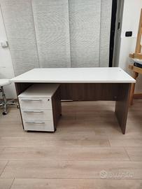 scrivania completa di cassettiera e sedute