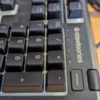 Tastiera SteelSeries Apex 3 RGB con poggiapolis