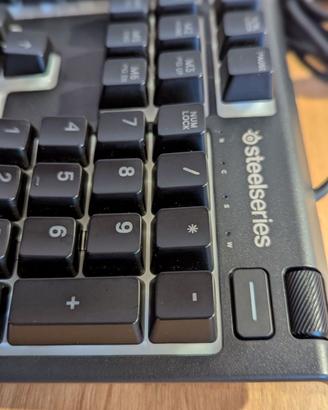 Tastiera SteelSeries Apex 3 RGB con poggiapolis