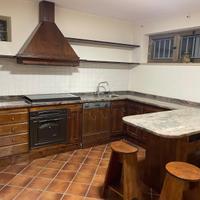 Cucina tavernetta in legno massello e granito