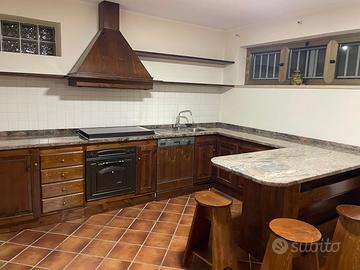 Cucina tavernetta in legno massello e granito