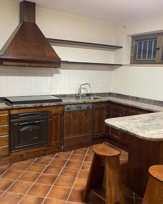 Cucina tavernetta in legno massello e granito