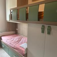 Letto a castello con scala a cassettoni