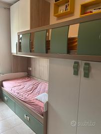 Letto a castello con scala a cassettoni
