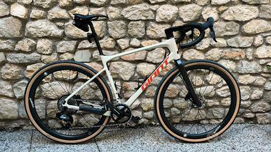 Bicicletta Gravel Giant Revolt Advance