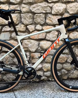 Bicicletta Gravel Giant Revolt Advance