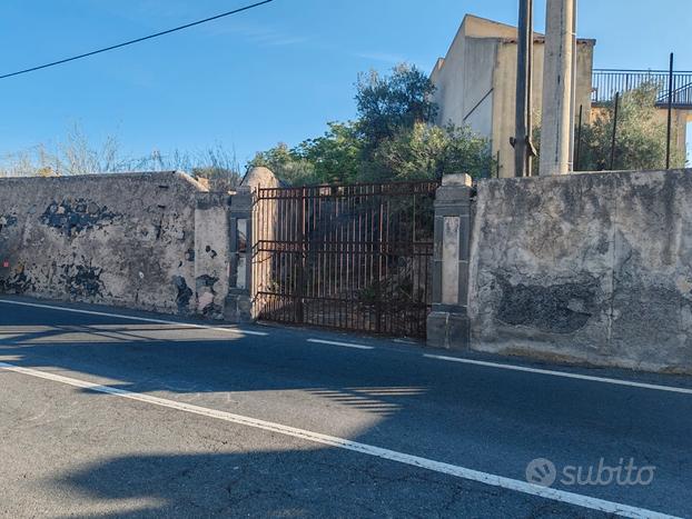 Terreno con casale a Santa Maria di Licodia