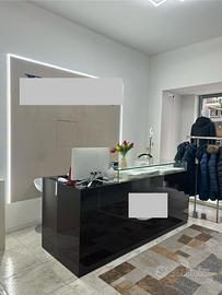 Banco cassa  in legno massello con piano in vetro