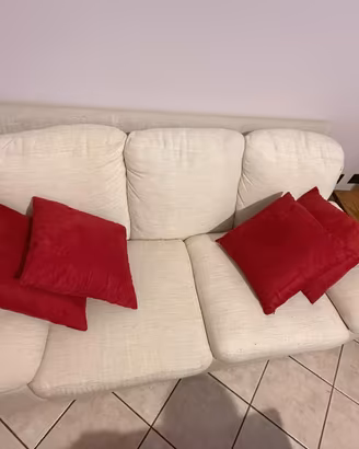 Coppia di divani in tessuto grezzo color panna.