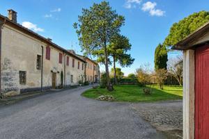Rustico / Casale di 400 m² con più di 5 locali e b