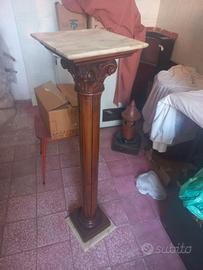 Colonna in legno con mensole in marmo