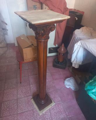 Colonna in legno con mensole in marmo