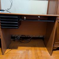 Scrivania con cassettini e piano estraibile