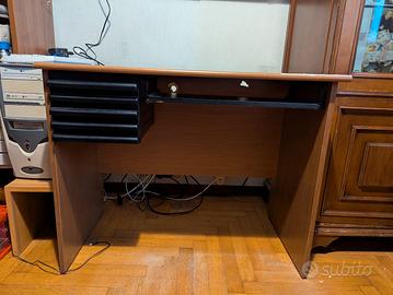 Scrivania con cassettini e piano estraibile
