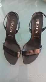 sandali con tacco alto neri Prada