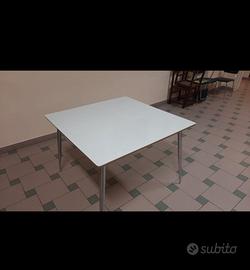   Tavolo quadrato con 4 sedie – stile moderno