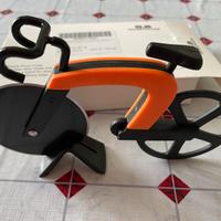 Taglia pizza a forma di bicicletta