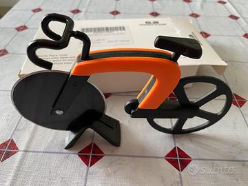 Taglia pizza a forma di bicicletta