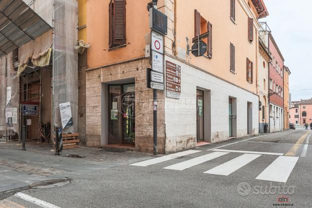 NEGOZIO CON 2 LOCALI, BAGNO E CANTINA IN PIENO CEN