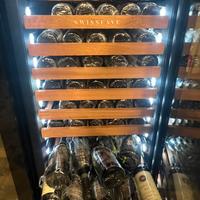 Collezione esclusiva di vini pregiati e champagne