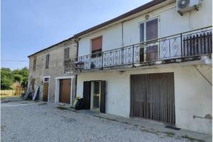 Rustico / Casale di 260 m² con 5 locali e box auto