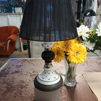 lume in ceramica di Bassano e base in pietra lavic