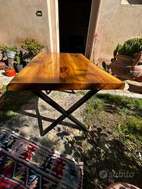 Tavolo in legno di acacia