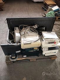 Oggetti elettronici vari danneggiati
