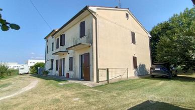 Intera bifamiliare con ampio giardino