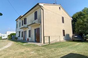 Intera bifamiliare con ampio giardino