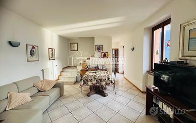 CASA INDIPENDENTE COMPOSTA DA DUE APPARTAMENTI ED