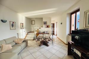 CASA INDIPENDENTE COMPOSTA DA DUE APPARTAMENTI ED