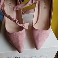 Décolleté in suede