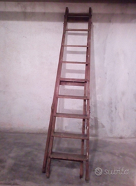 Antica scala in legno