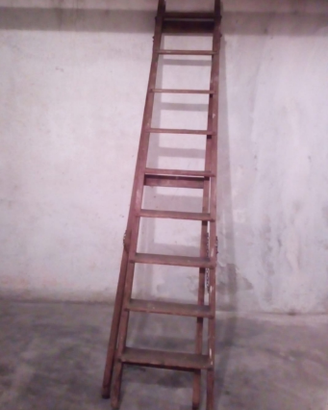 Antica scala in legno