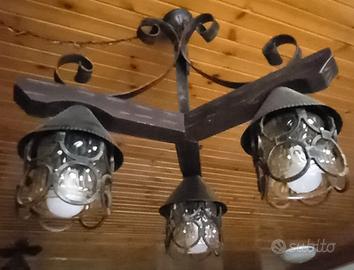 LAMPADARI IN FERRO BATTUTO E LEGNO