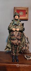Action figure paracadutista