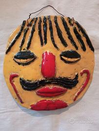 Bassorilievo in terracotta invetriata: viso d'uomo