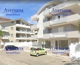 Locale commerciale con ampie vetrate