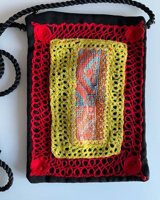 Borsa piccola con tracolla e con ricamo colorato