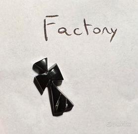 Mono orecchino croce nera