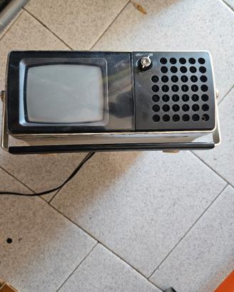 mini TV portatile in bianco e nero e radio FM/AM