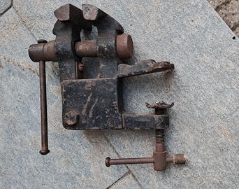 Piccola morsa da banco in ferro vintage