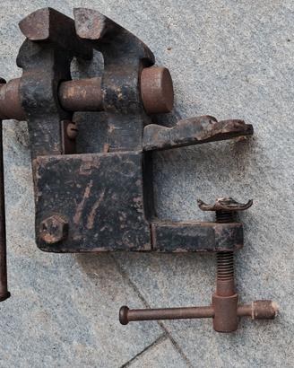Piccola morsa da banco in ferro vintage